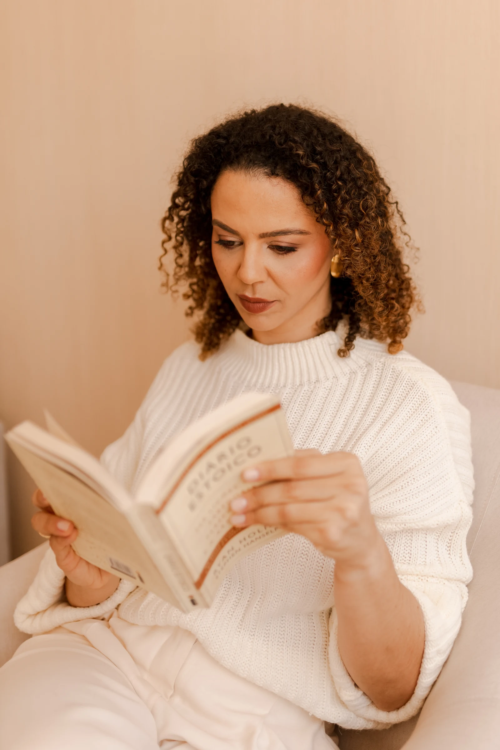 Dra. Bruna Campos lendo um livro